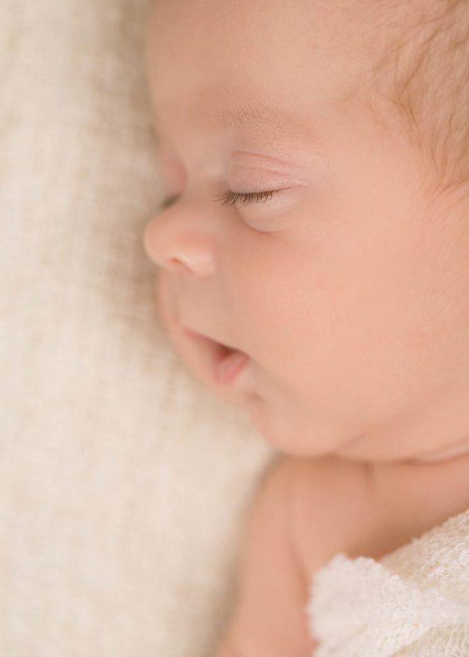 Neugeborenenfotos Berlin: Porträt eines schlafenden Neugeborenen