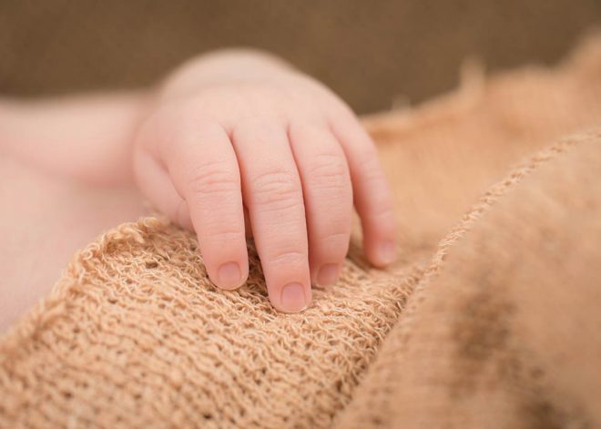 Neugeborenenfotos Berlin: Nahaufnahme der Hand eines Babys